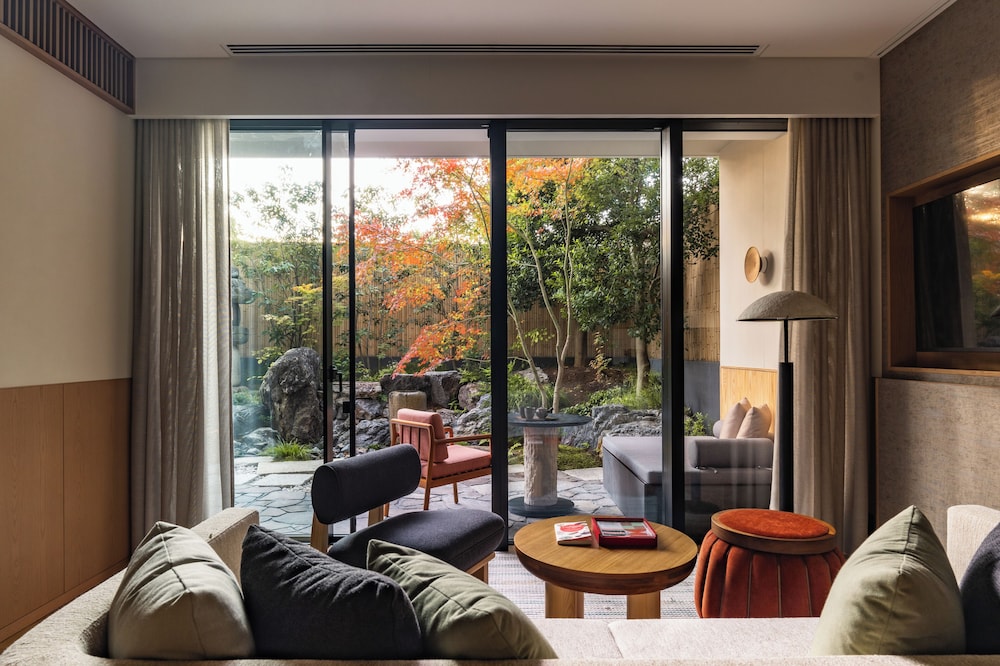 プレミア スイート ダブルベッド 2 台 ガーデンビュー リビング エリア0 | シックスセンシズ京都