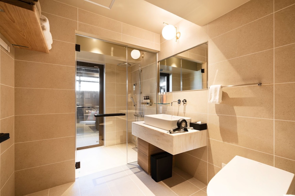 デラックス トリプルルーム バスルーム1 | Nazuna 飫肥 城下町温泉