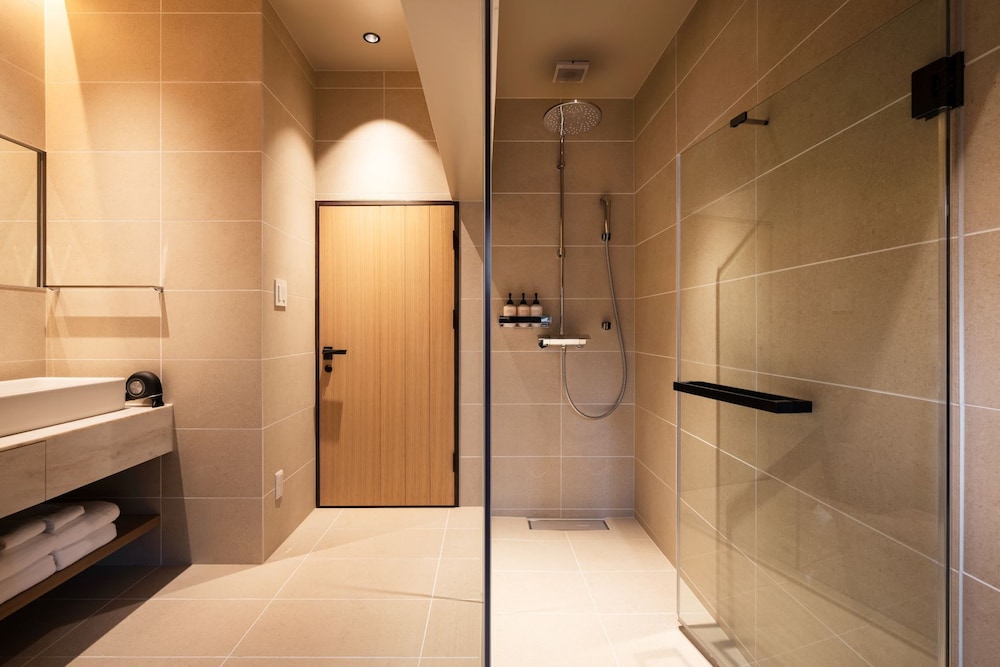 デラックス トリプルルーム バスルーム1 | Nazuna 飫肥 城下町温泉