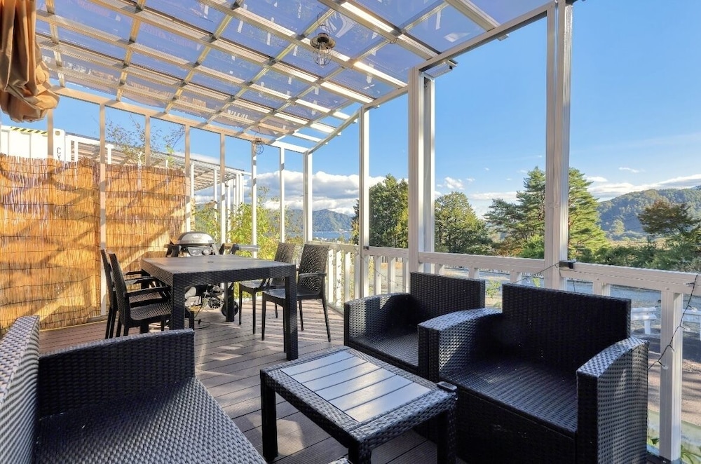 デザイン コテージ 4 ベッドルーム パーシャルレイクビュー ガーデン 部屋からの景観1 | ヴィラグランピング S.O.P 富士河口湖