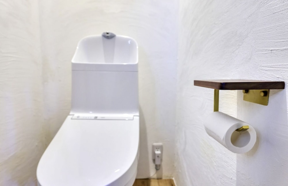 デザイン コテージ 4 ベッドルーム パーシャルレイクビュー ガーデン バスルーム1 | ヴィラグランピング S.O.P 富士河口湖