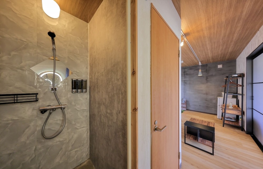 デザイン コテージ 4 ベッドルーム パーシャルレイクビュー ガーデン バスルーム0 | ヴィラグランピング S.O.P 富士河口湖