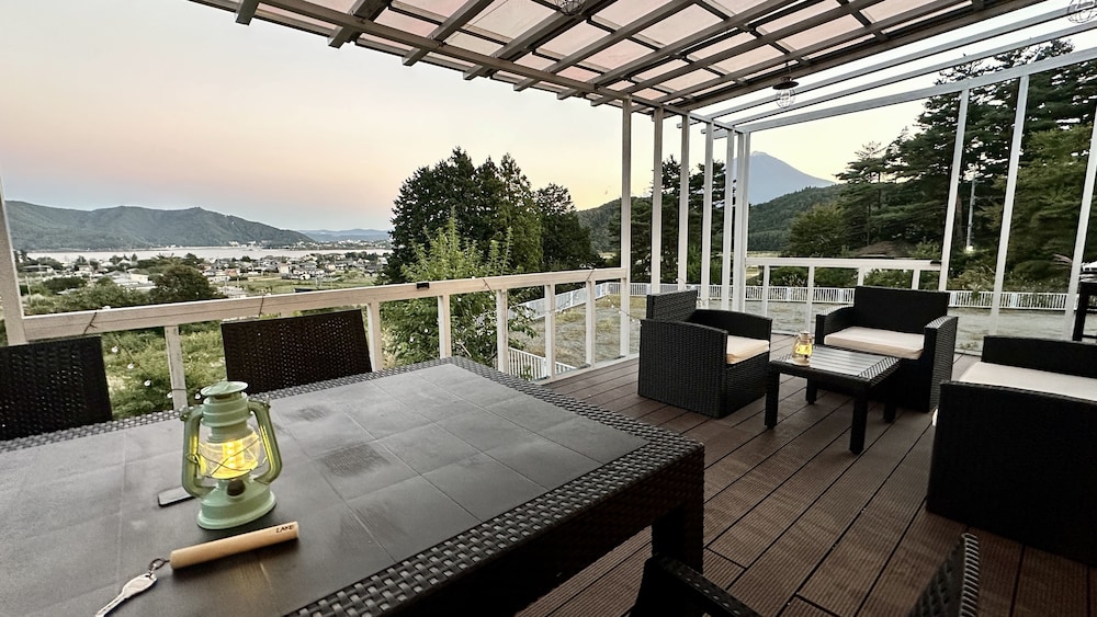 デザイン コテージ 4 ベッドルーム パーシャルレイクビュー ガーデン テラス / パティオ0 | ヴィラグランピング S.O.P 富士河口湖