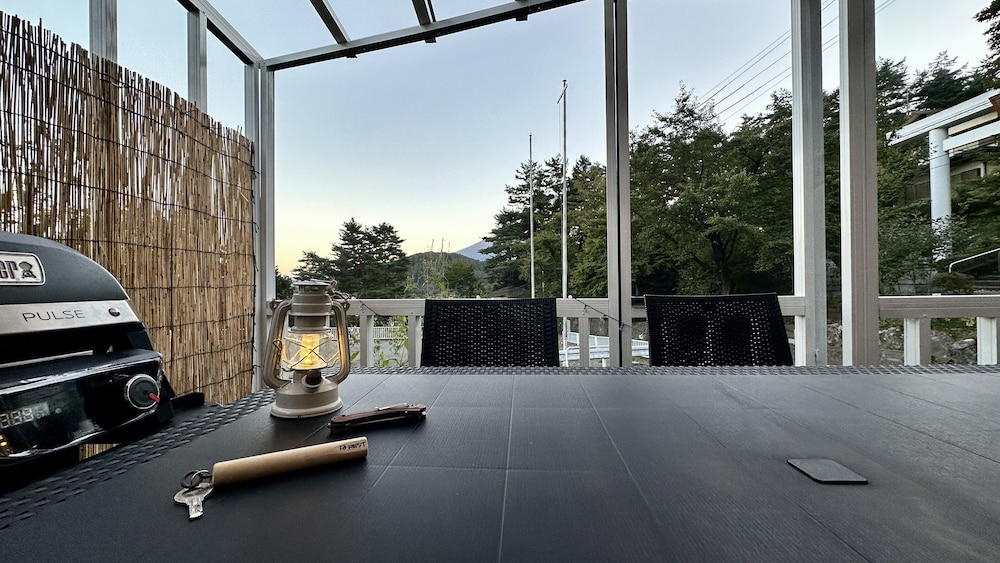 デザイン コテージ 4 ベッドルーム パーシャルレイクビュー ガーデン テラス / パティオ1 | ヴィラグランピング S.O.P 富士河口湖