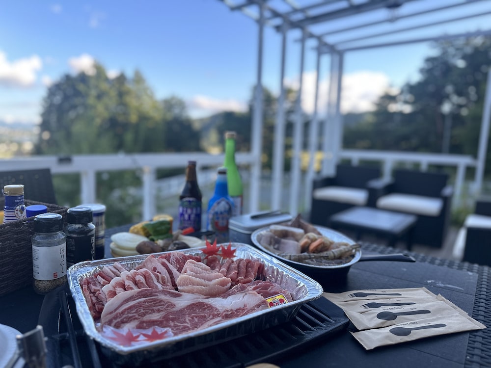 デザイン コテージ 4 ベッドルーム パーシャルレイクビュー ガーデン 客室内のダイニングエリア1 | ヴィラグランピング S.O.P 富士河口湖