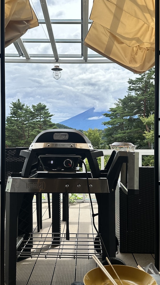 デザイン コテージ 4 ベッドルーム パーシャルレイクビュー ガーデン 専用キッチン1 | ヴィラグランピング S.O.P 富士河口湖