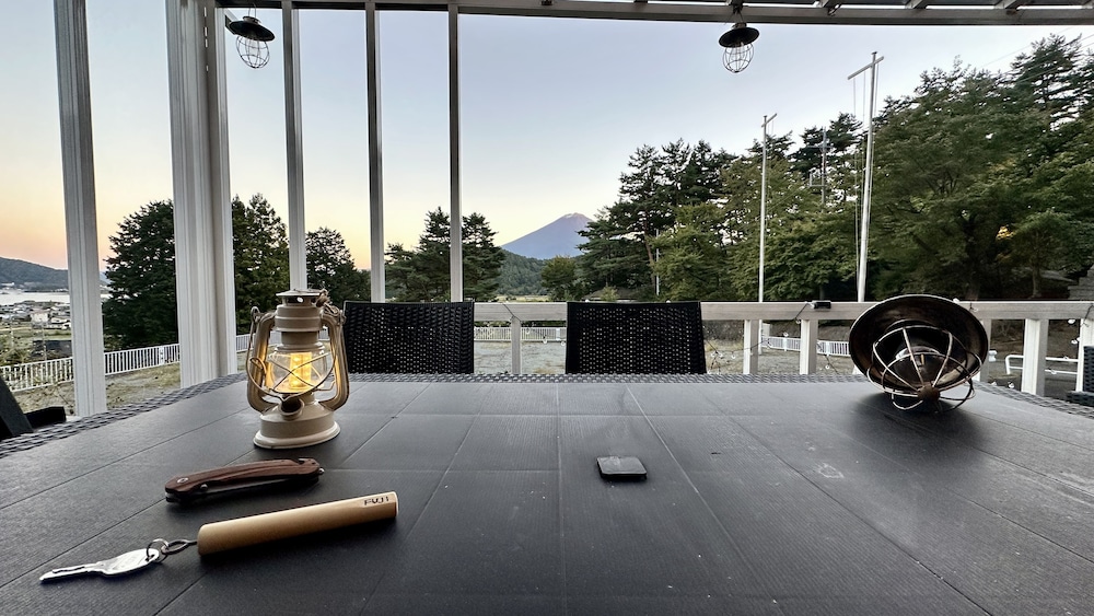 デザイン コテージ 4 ベッドルーム パーシャルレイクビュー ガーデン 部屋からの景観0 | ヴィラグランピング S.O.P 富士河口湖