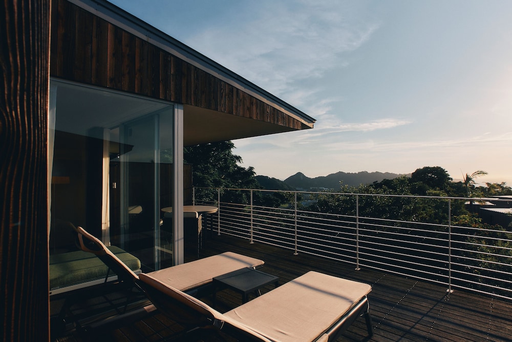 スーペリア ダブルルーム キングベッド 1 台 テラス / パティオ1 | BOTANICAL POOL CLUB