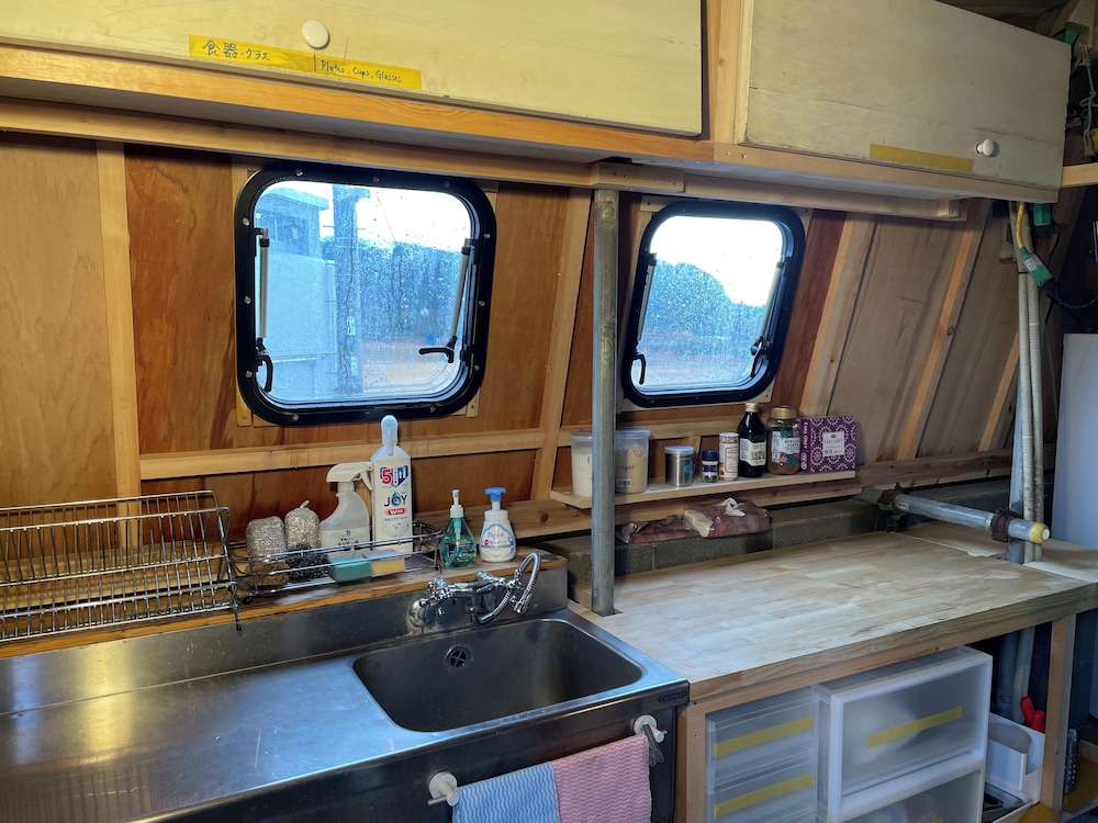 パノラミック ヴィラ 専用キッチン3 | 絶景シーサイドナハマ