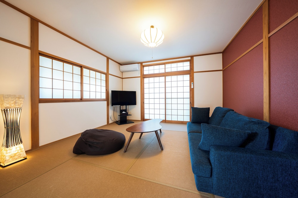 露天風呂付き離れ「虹(NIJI)」禁煙 リビング エリア1 | 由布院離れの宿 優夏月