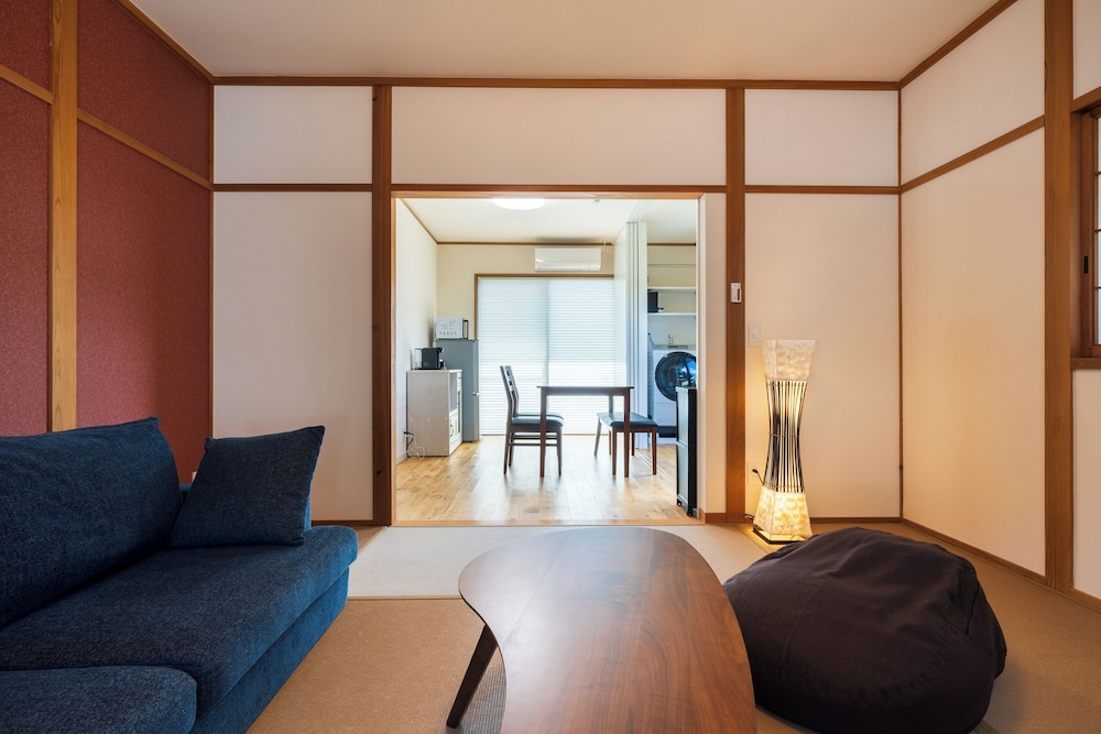 露天風呂付き離れ「虹(NIJI)」禁煙 リビング エリア0 | 由布院離れの宿 優夏月