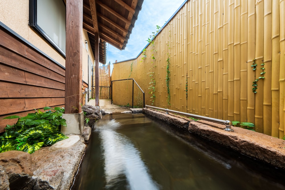 露天風呂付き離れ「虹(NIJI)」禁煙 バスルーム1 | 由布院離れの宿 優夏月