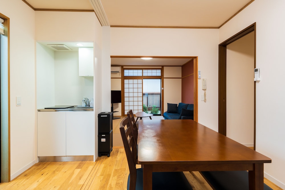 露天風呂付き離れ「虹(NIJI)」禁煙 客室内のダイニングエリア0 | 由布院離れの宿 優夏月