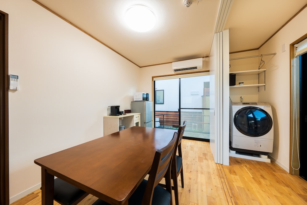 露天風呂付き離れ「虹(NIJI)」禁煙 客室内のダイニングエリア1 | 由布院離れの宿 優夏月