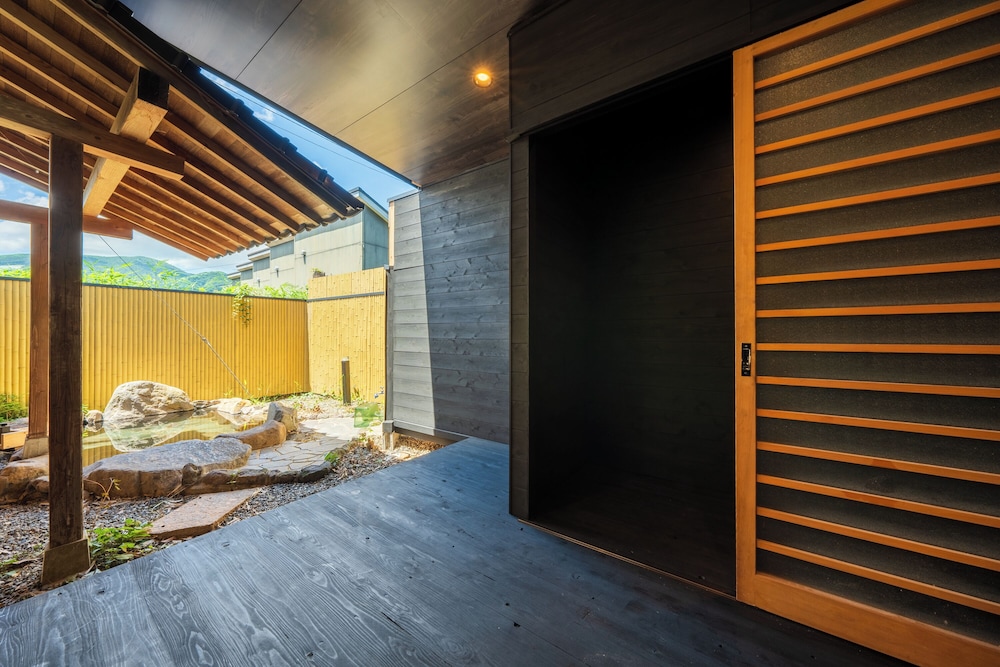 露天風呂付き離れ「葵(AOI)」禁煙 バスルーム1 | 由布院離れの宿 優夏月