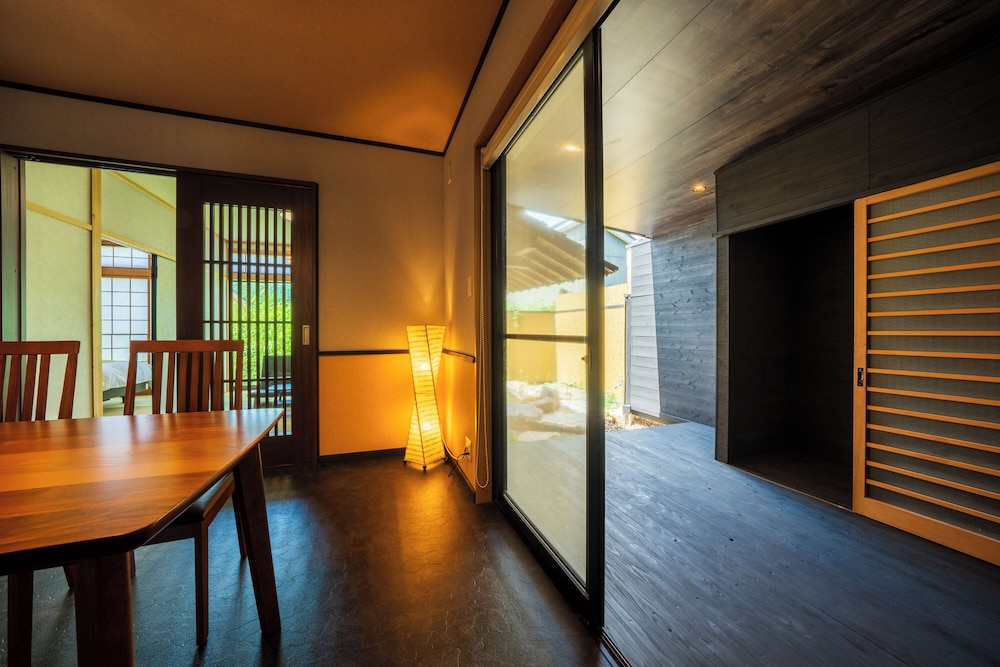 露天風呂付き離れ「葵(AOI)」禁煙 客室内のダイニングエリア0 | 由布院離れの宿 優夏月