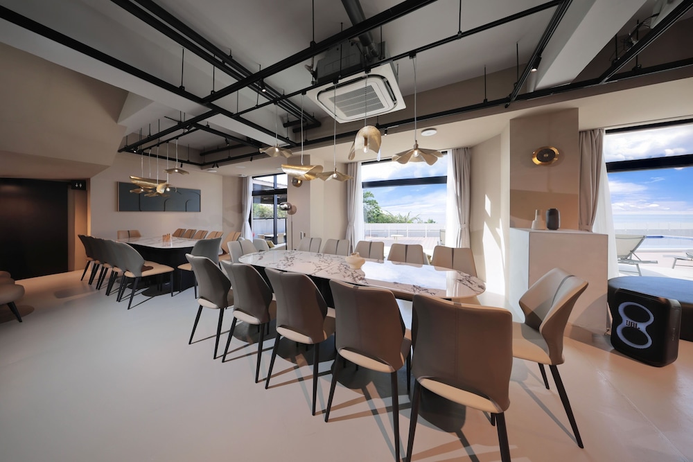 別邸 客室内のダイニングエリア0 | クリスタルヴィラ白良浜ビーチ