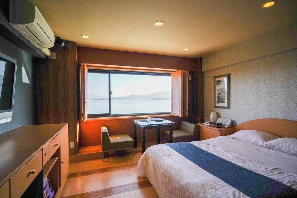 デラックス ダブルルーム ビーチ / オーシャン ビュー0 | ホテルラヴィアン