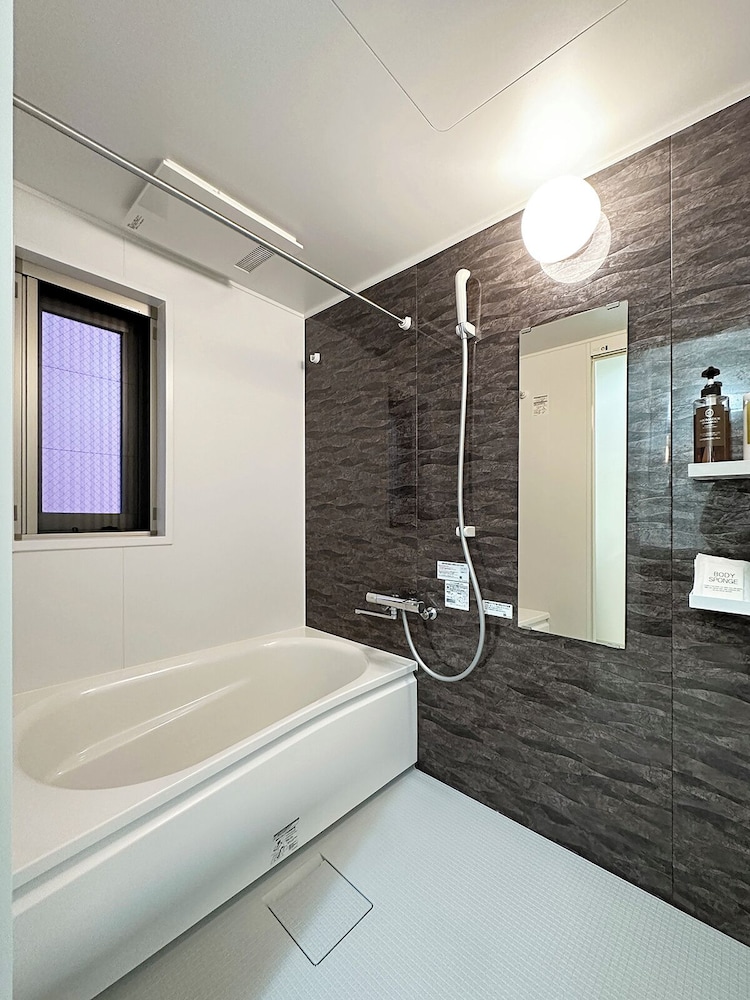 スーペリア アパートメント ベッド (複数台) バスルーム1 | 尾道ホステルゆとり