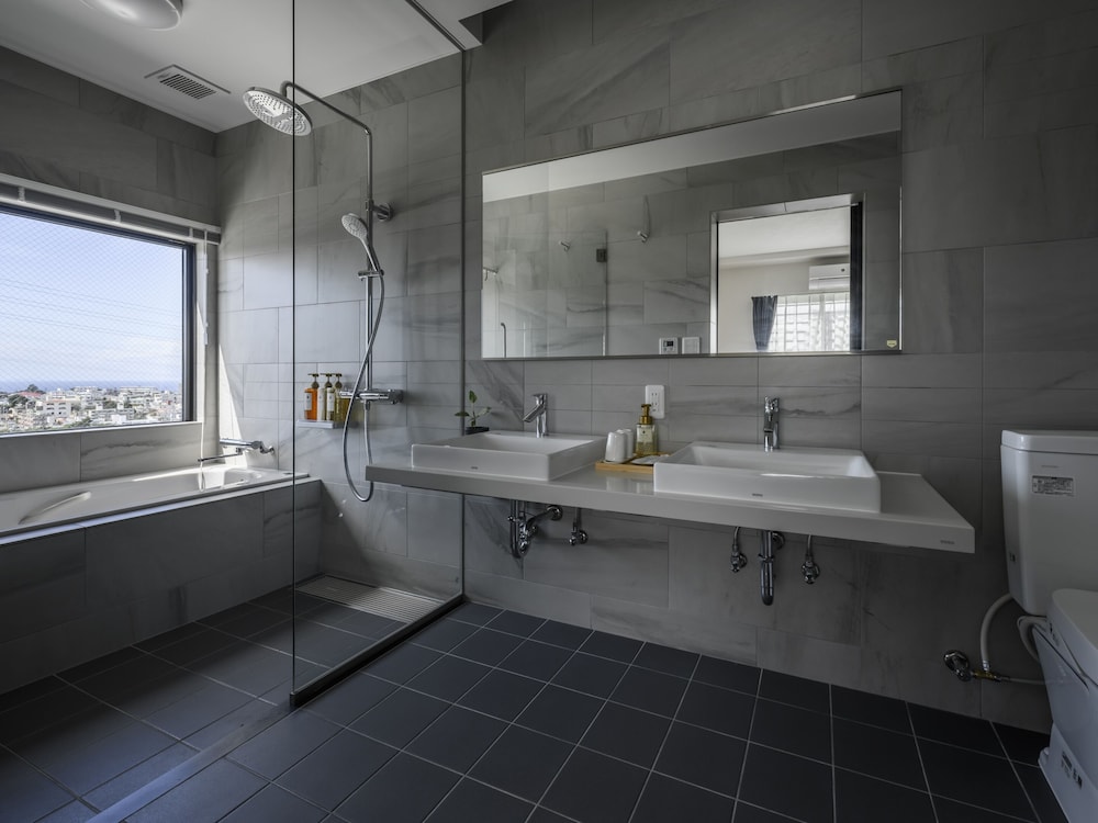 エグゼクティブ アパートメント 3 ベッドルーム キッチン シティビュー バスルーム4 | &Monde.Okinawa Arena Condominium