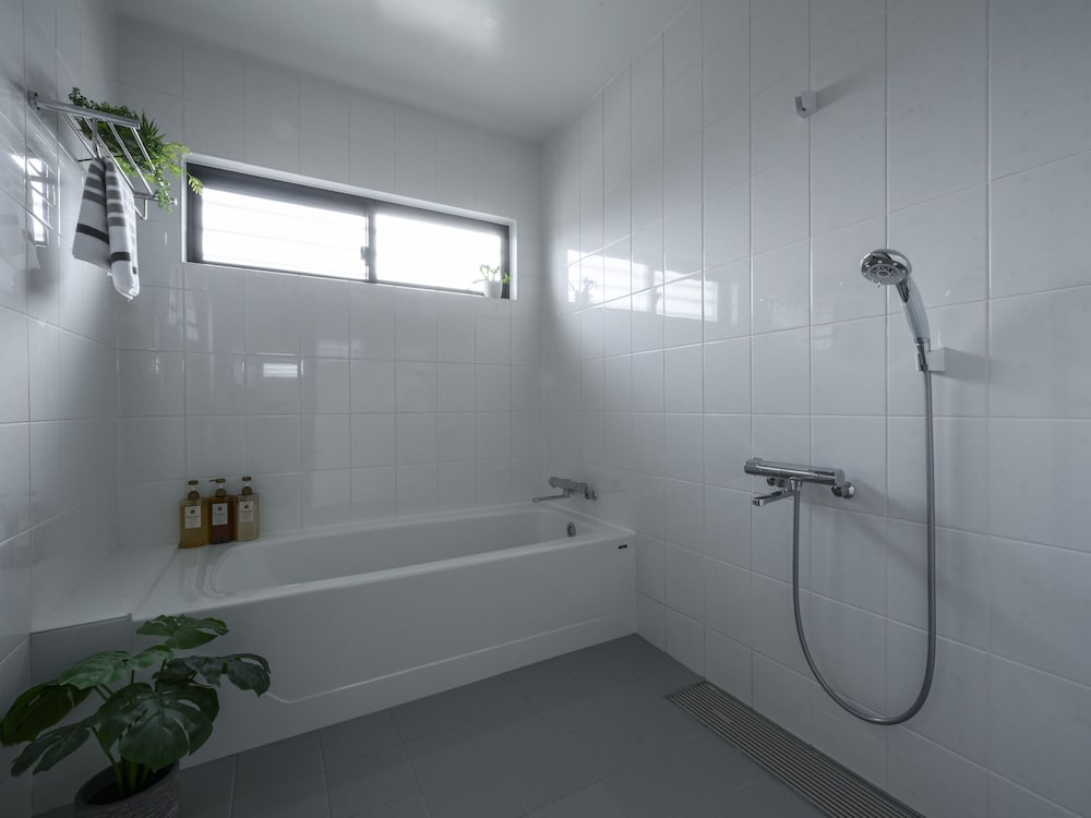 エグゼクティブ アパートメント 3 ベッドルーム キッチン シティビュー バスルーム3 | &Monde.Okinawa Arena Condominium