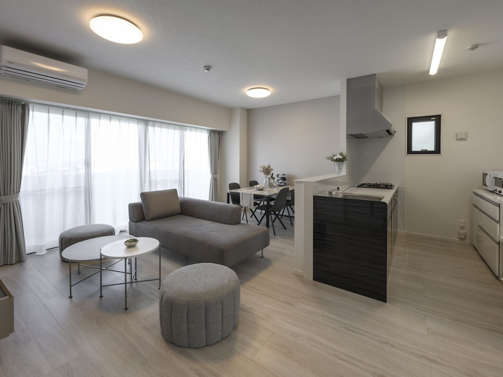 スーペリア アパートメント 2 ベッドルーム キッチン シティビュー リビング エリア0 | &Monde.Okinawa Arena Condominium