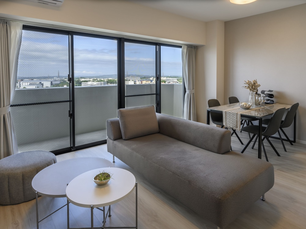 スーペリア アパートメント 2 ベッドルーム キッチン シティビュー リビングルーム0 | &Monde.Okinawa Arena Condominium