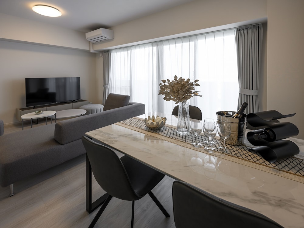 スーペリア アパートメント 2 ベッドルーム キッチン シティビュー ダイニングルーム0 | &Monde.Okinawa Arena Condominium