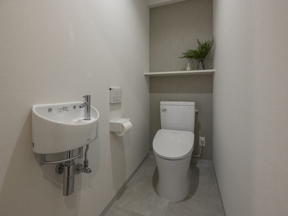 ファミリー アパートメント 2 ベッドルーム キッチン シティビュー バスルーム1 | &Monde.Okinawa Arena Condominium