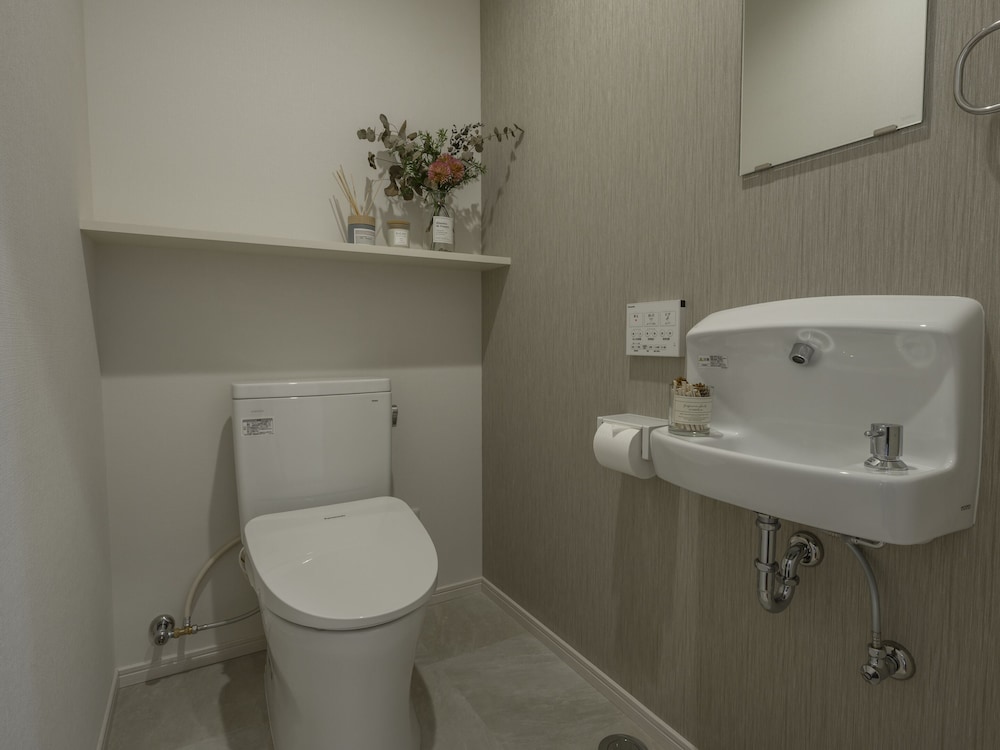 エグゼクティブ アパートメント 3 ベッドルーム キッチン シティビュー バスルーム1 | &Monde.Okinawa Arena Condominium