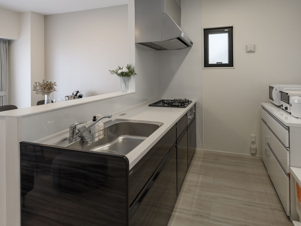 スーペリア アパートメント 2 ベッドルーム キッチン シティビュー 専用キッチン1 | &Monde.Okinawa Arena Condominium