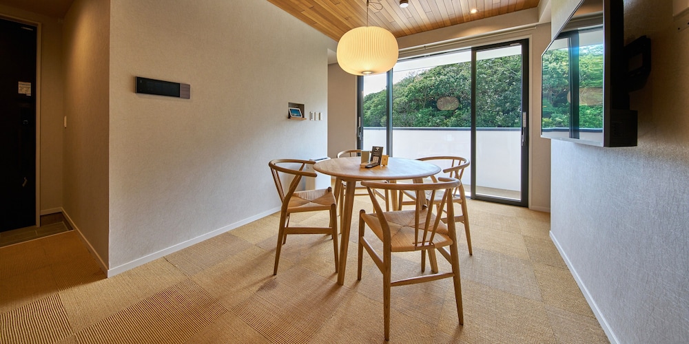 ファミリールームナチュラル キッチンコンロ付き 禁煙 リビング エリア0 | ラグジュテックヴィラ芦徳