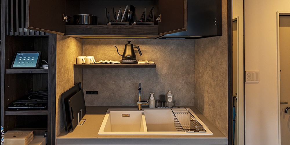 ファミリールームモダン キッチンコンロ付き 禁煙 専用キッチン1 | ラグジュテックヴィラ芦徳