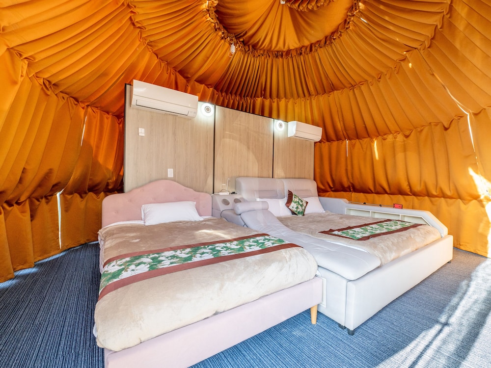 ヴィレッジドーム キング[1ベッド]+セミダブル[1ベッド] | 富士星空の村 Tabist