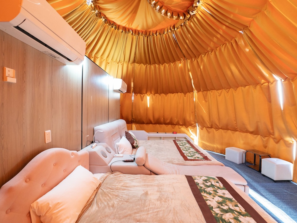 ヴィレッジドーム キング[1ベッド]+セミダブル[1ベッド] 客室3 | 富士星空の村 Tabist