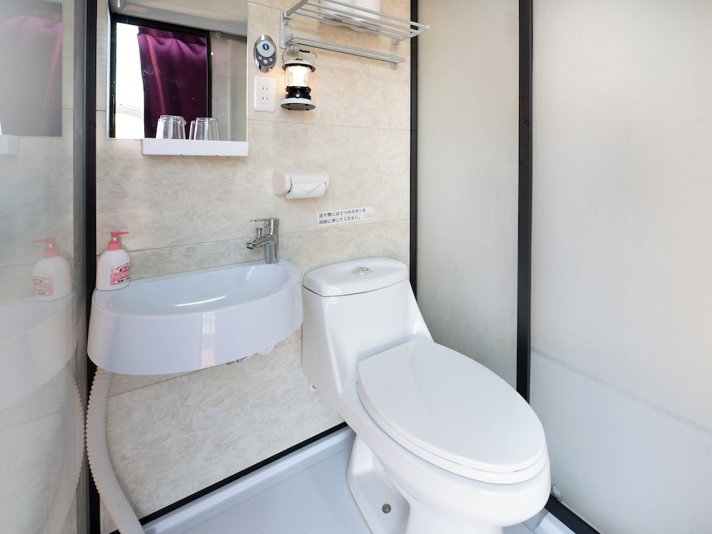 ヴィレッジドーム キング[1ベッド]+セミダブル[1ベッド] バスルーム1 | 富士星空の村 Tabist