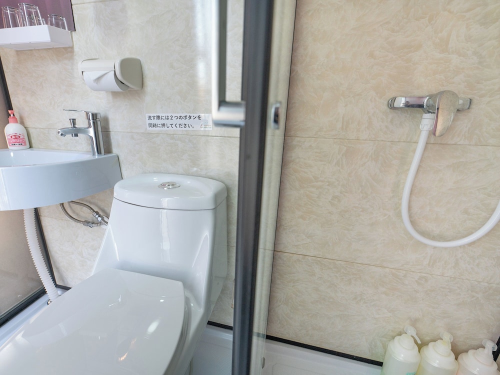 ヴィレッジドーム キング[1ベッド]+セミダブル[1ベッド] バスルーム0 | 富士星空の村 Tabist