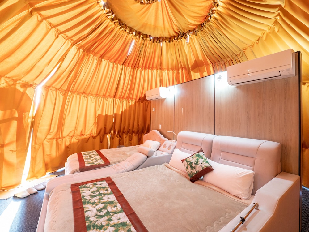 ヴィレッジドーム キング[1ベッド]+セミダブル[1ベッド] 客室5 | 富士星空の村 Tabist