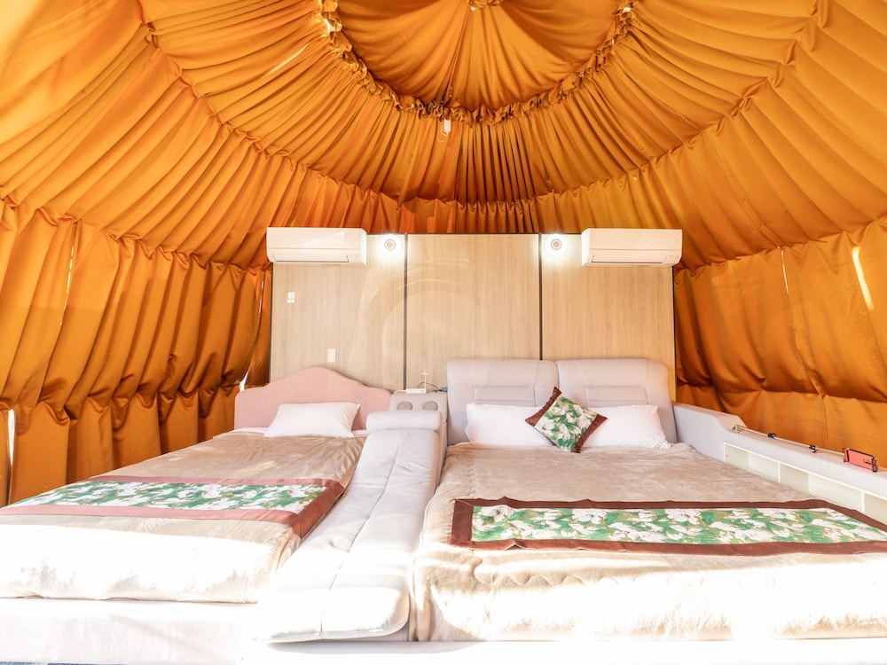 ヴィレッジドーム キング[1ベッド]+セミダブル[1ベッド] 客室2 | 富士星空の村 Tabist