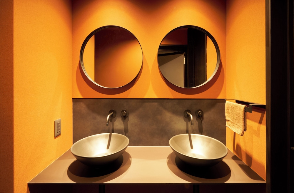 プレミアム ツインルーム バスルーム2 | YANAKA SOW