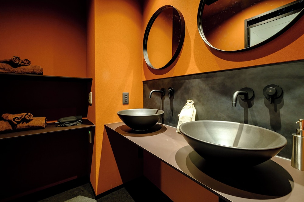 プレミアム ツインルーム バスルーム1 | YANAKA SOW