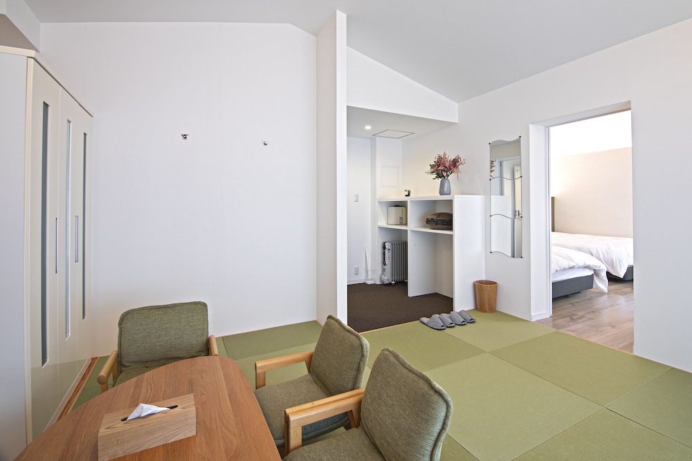 クラシック 4 人部屋 リビング エリア1 | Forest Gardianホテル 京都御所西