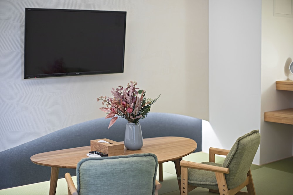 エリート トリプルルーム リビング エリア2 | Forest Gardianホテル 京都御所西