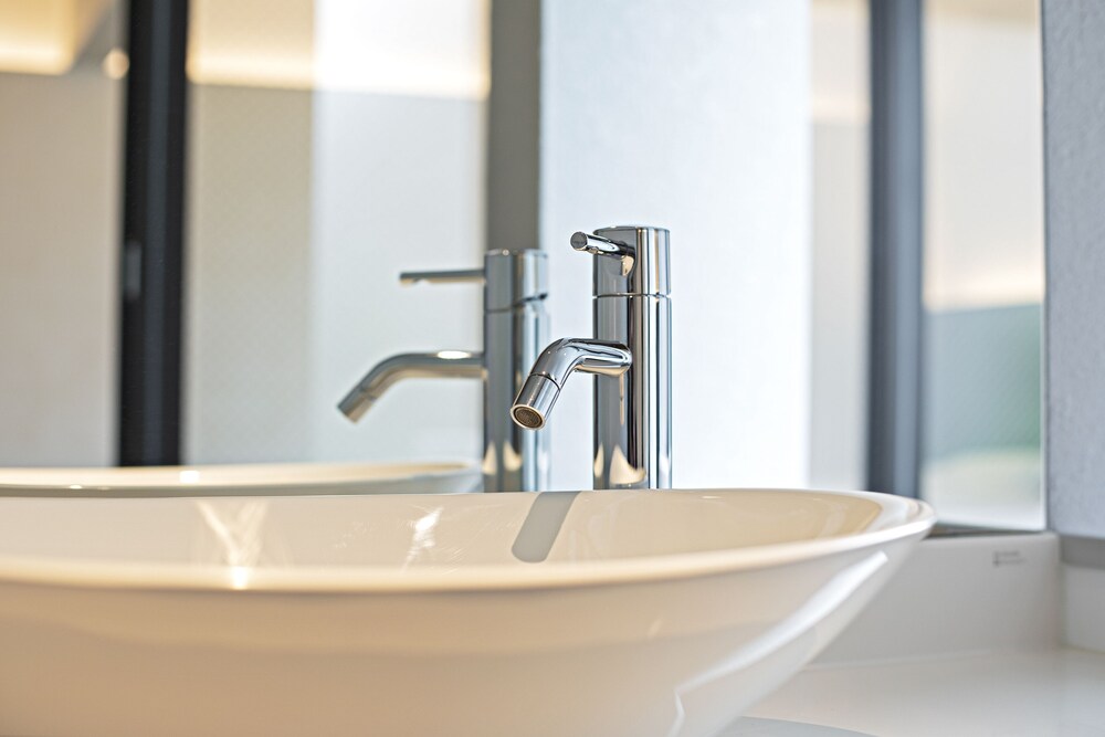 エクスクルーシブ トリプルルーム バスルームのシンク0 | Forest Gardianホテル 京都御所西