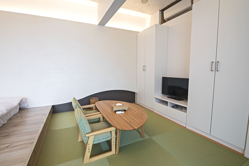 エクスクルーシブ トリプルルーム リビング エリア2 | Forest Gardianホテル 京都御所西