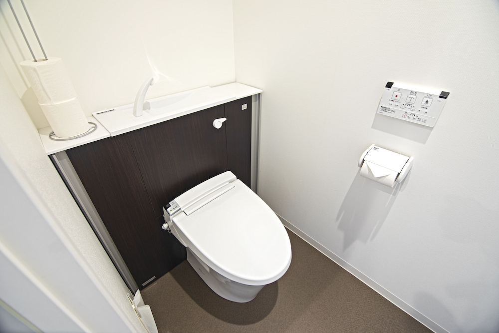 クラシック 4 人部屋 バスルームのシンク2 | Forest Gardianホテル 京都御所西