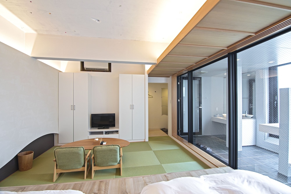 エクスクルーシブ トリプルルーム リビング エリア1 | Forest Gardianホテル 京都御所西