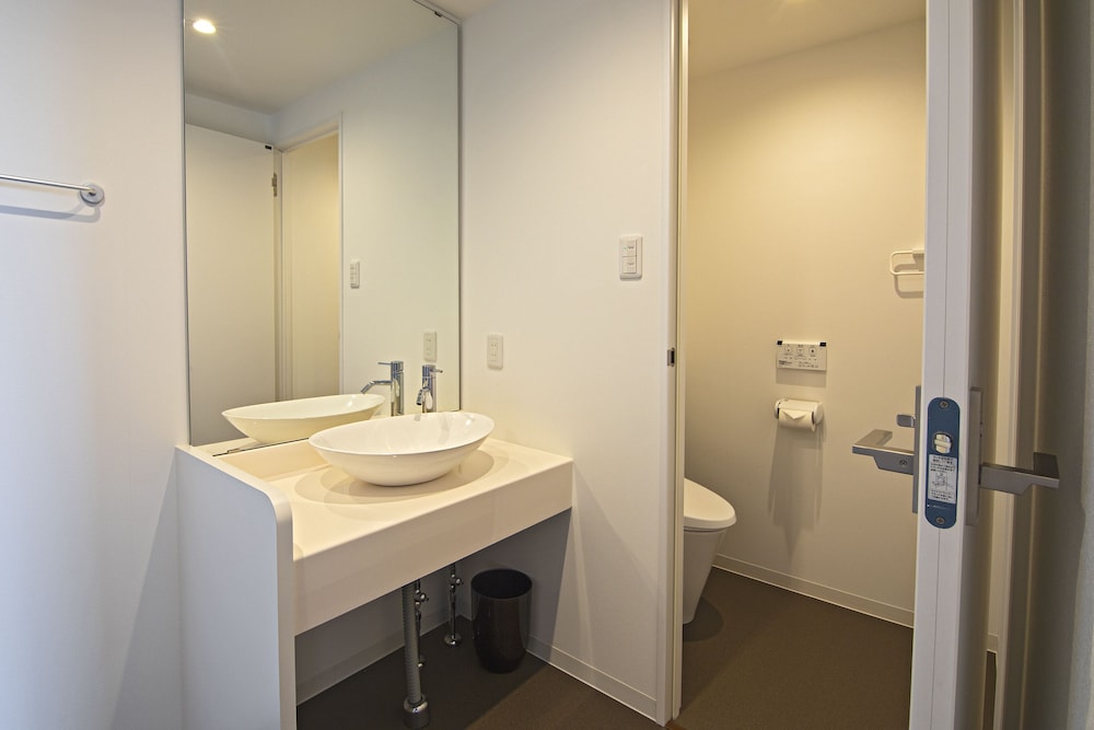 クラシック 4 人部屋 バスルームのシンク1 | Forest Gardianホテル 京都御所西