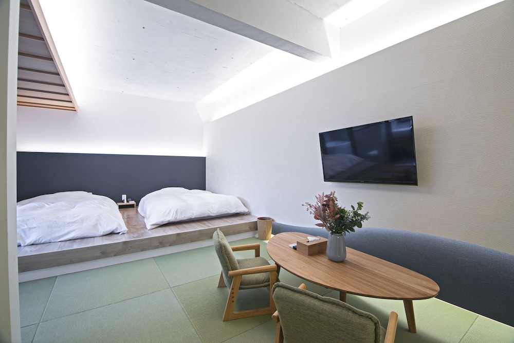 エリート トリプルルーム リビング エリア0 | Forest Gardianホテル 京都御所西