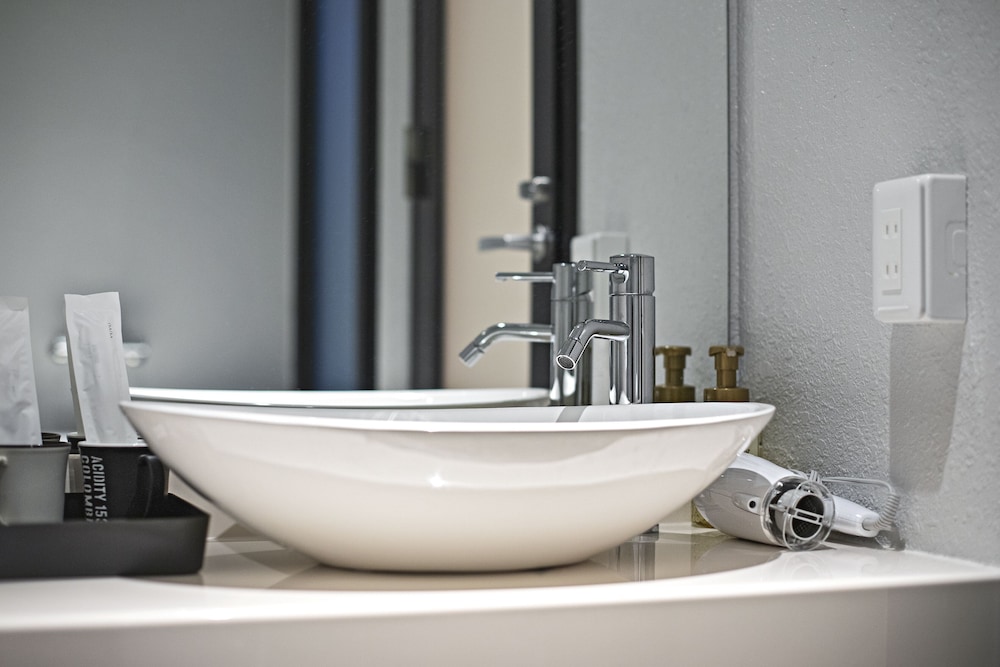 コンフォート ダブルルーム バスルームのシンク1 | Forest Gardianホテル 京都御所西